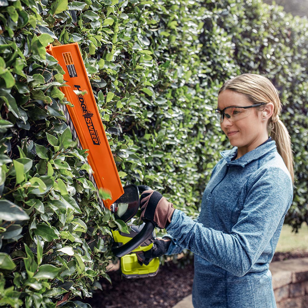 How to Safely Use Tools for Trimming Hedges And Bushes